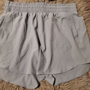 Women's Loose Under Armour Shorts with Pockets, Size Large